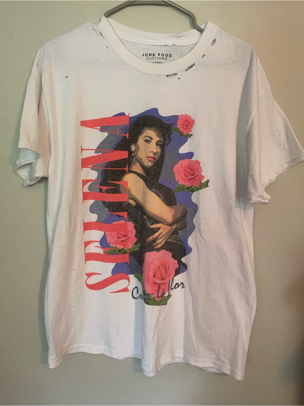 Junk Food Clothing distressed Selena com la flor tshirt Medium, NWT